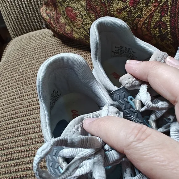 OluKai Wailuku Off White Gray Suede Mesh Comfort Sneakers Womens Sz 8 EUC