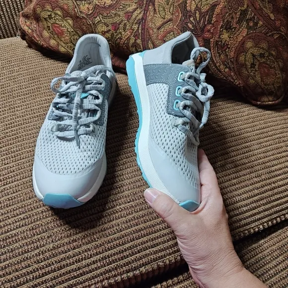 OluKai Wailuku Off White Gray Suede Mesh Comfort Sneakers Womens Sz 8 EUC