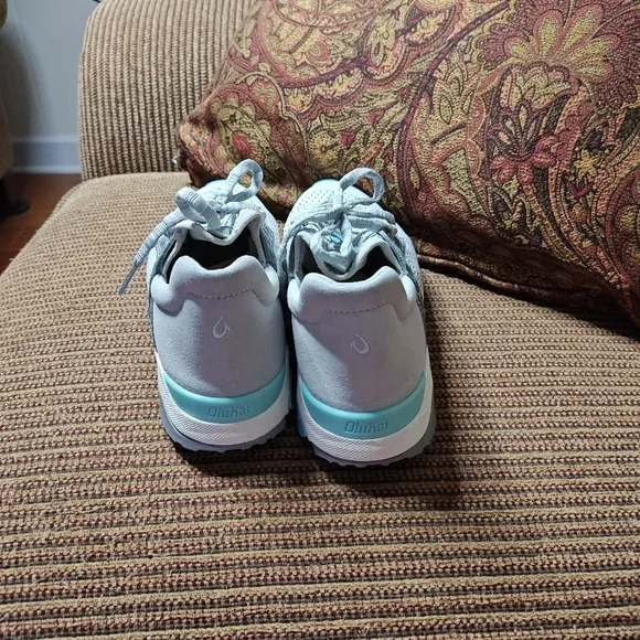 OluKai Wailuku Off White Gray Suede Mesh Comfort Sneakers Womens Sz 8 EUC