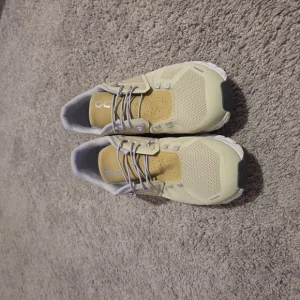 On Cloud Running Shoes – Tan/Beige – Size 11.5 – Worn Once