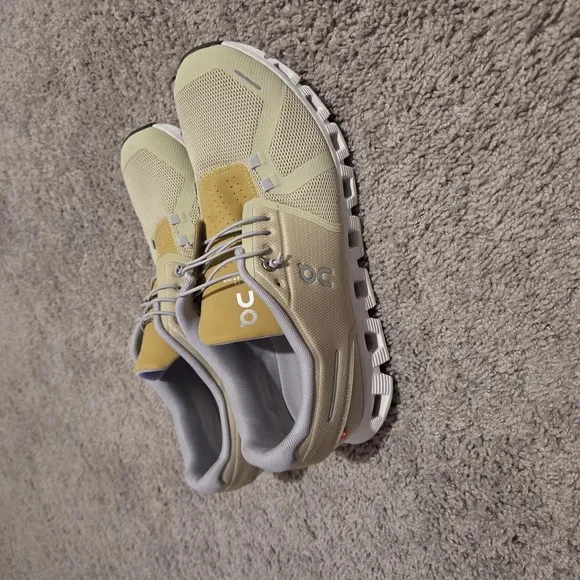 On Cloud Running Shoes – Tan/Beige – Size 11.5 – Worn Once