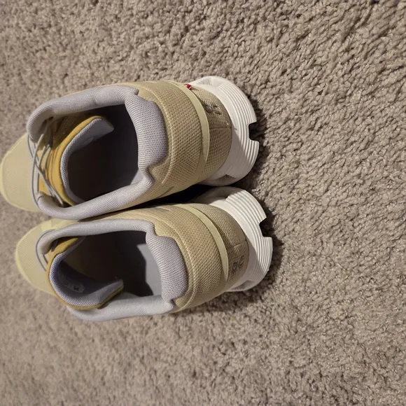 On Cloud Running Shoes – Tan/Beige – Size 11.5 – Worn Once