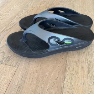 OOFOS Black and Gray Sandals