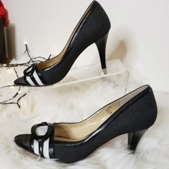RARE Oscar de la Renta O Calada Peep Toe Heels 7.5 Luxury Elegant Castlecore