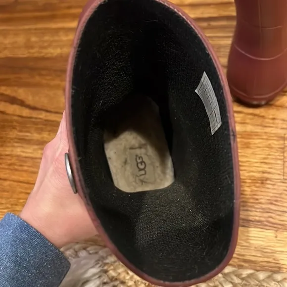RARE UGG MAROON / CRIMSON RAIN BOOT WITH FLEECE LINED SOLE