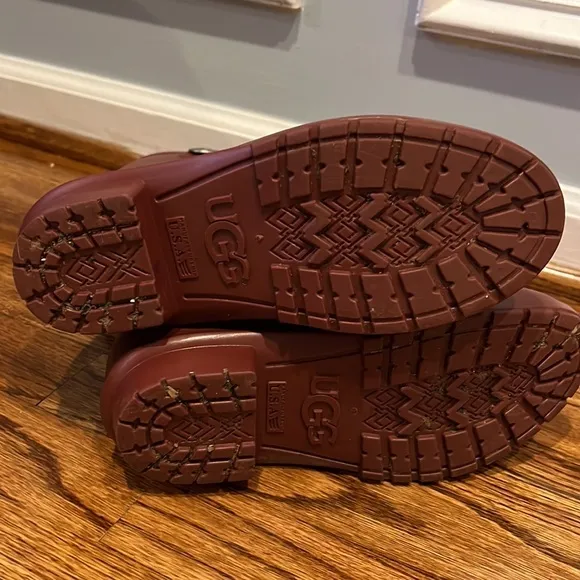 RARE UGG MAROON / CRIMSON RAIN BOOT WITH FLEECE LINED SOLE