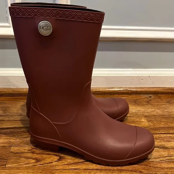 RARE UGG MAROON / CRIMSON RAIN BOOT WITH FLEECE LINED SOLE