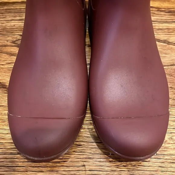RARE UGG MAROON / CRIMSON RAIN BOOT WITH FLEECE LINED SOLE