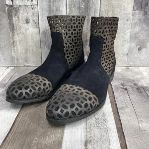 Rebels Bootie Boots Sz 10M Black Brown Suede Perforated Zip Boho Western Casual