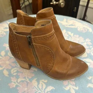 *Report* Sz 8 Tan Leather Ankle Zip Boots