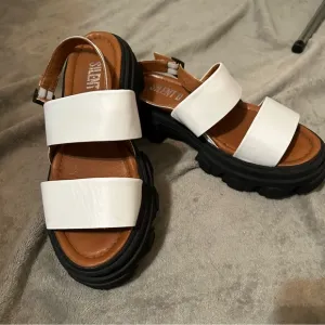 Silent D White Platform Sandals size 39 / 8/8.5