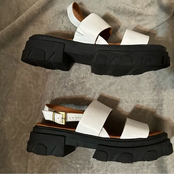 Silent D White Platform Sandals size 39 / 8/8.5