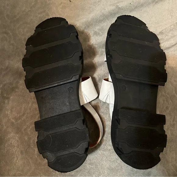 Silent D White Platform Sandals size 39 / 8/8.5