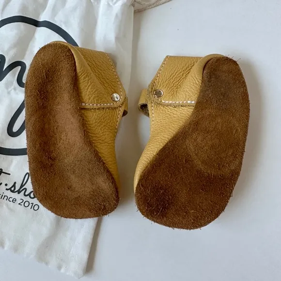 Size 4 MELLOW YELLOW Mon‎ Petit Mary Janes Baby Soft Soled Shoes