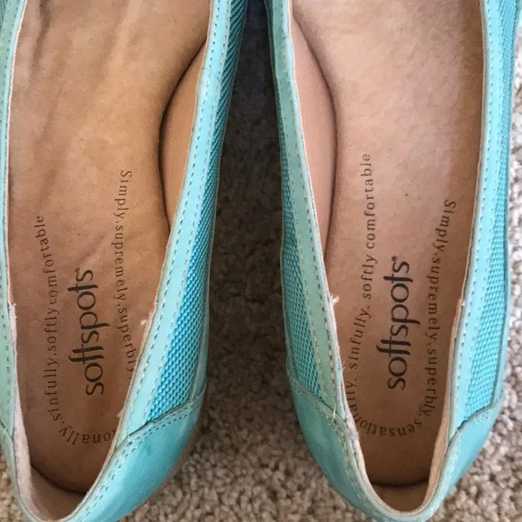 SOFTSPOTS size 8.5 N light teal leather shoes