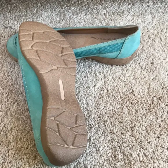 SOFTSPOTS size 8.5 N light teal leather shoes