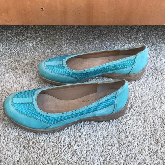 SOFTSPOTS size 8.5 N light teal leather shoes