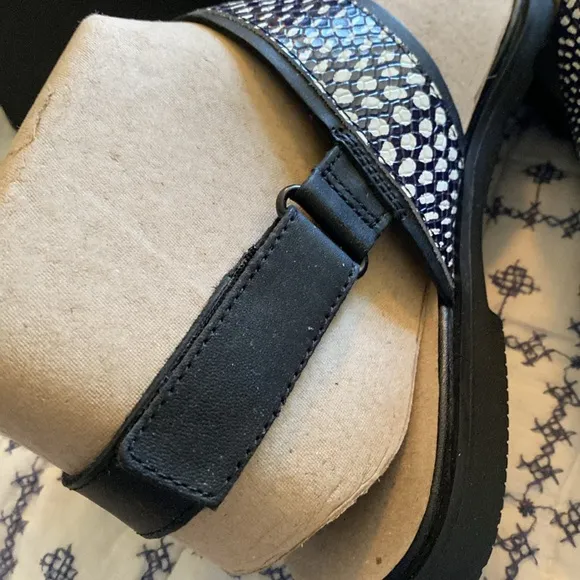 Sorel Ella III Slingback Black and White Sandals. Size 9.5. NWT.