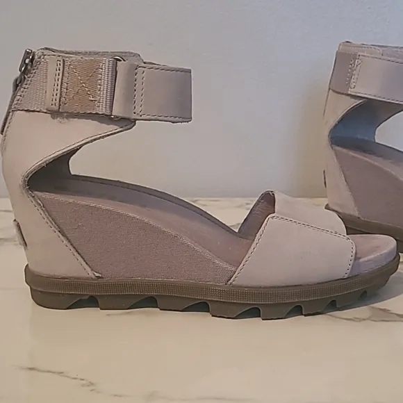 Sorel Joanie II Women's 7.5 Stone Leather Wedge Sandals Casual Comfy Neutral
