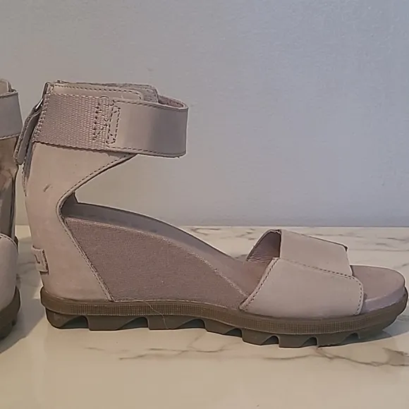 Sorel Joanie II Women's 7.5 Stone Leather Wedge Sandals Casual Comfy Neutral