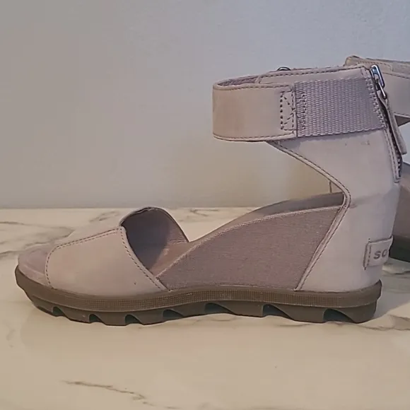 Sorel Joanie II Women's 7.5 Stone Leather Wedge Sandals Casual Comfy Neutral