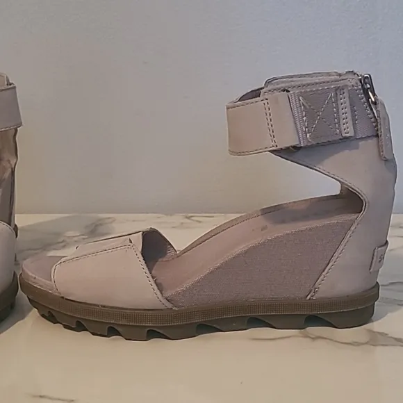 Sorel Joanie II Women's 7.5 Stone Leather Wedge Sandals Casual Comfy Neutral