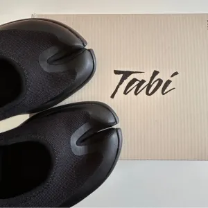 Tabi shoes