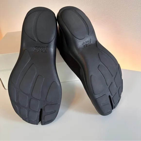 Tabi shoes