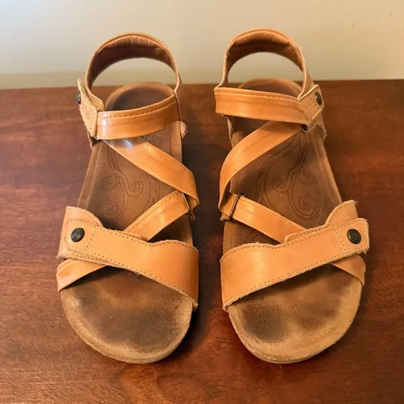 Taos Footwear Women's Sandals in Tan
