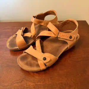 Taos Footwear Women's Sandals in Tan