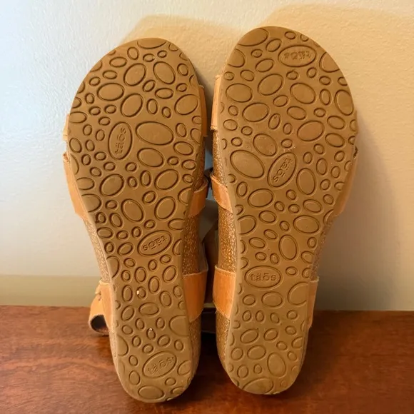Taos Footwear Women's Sandals in Tan
