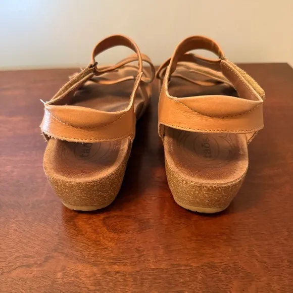 Taos Footwear Women's Sandals in Tan