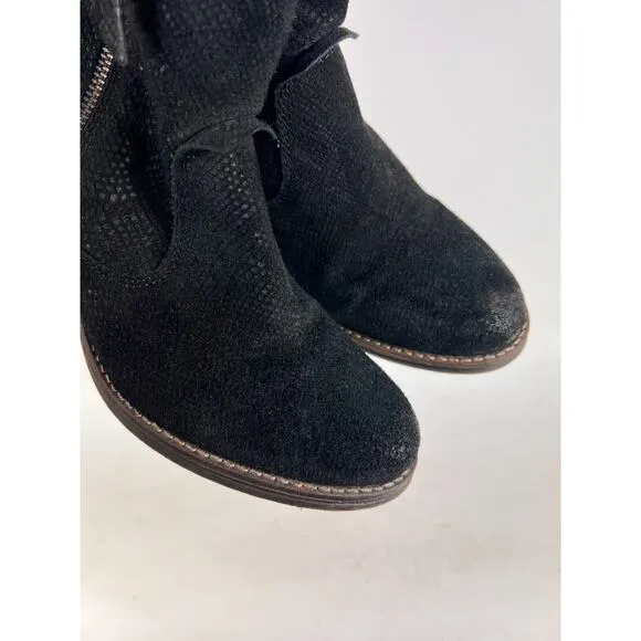 Taos Shaka standout women's size 6 black embossed leather ankle heeled booties
