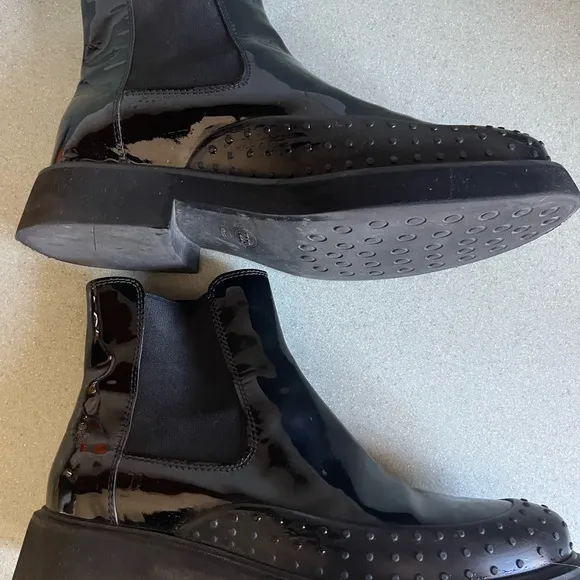 Tods Chelsea Boots Black  Glossy  Leather w detail Shoes Sz 8.5 EU 39