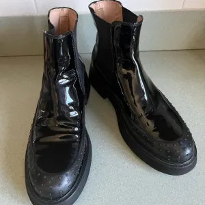 Tods Chelsea Boots Black  Glossy  Leather w detail Shoes Sz 8.5 EU 39