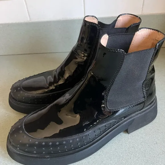Tods Chelsea Boots Black  Glossy  Leather w detail Shoes Sz 8.5 EU 39