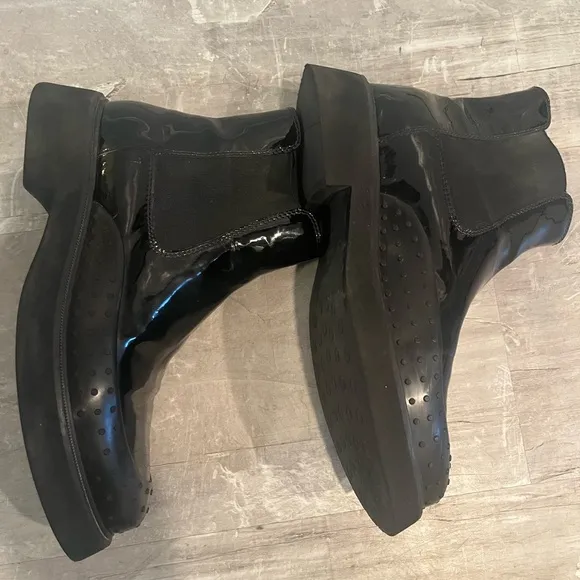 Tods Chelsea Boots Black  Glossy  Leather w detail Shoes Sz 8.5 EU 39