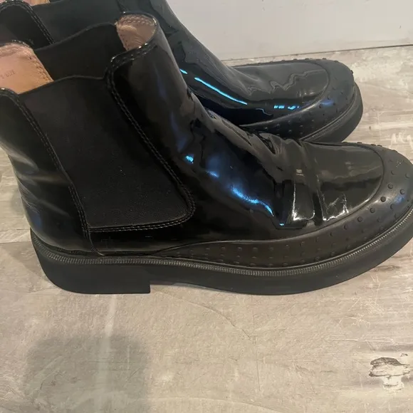 Tods Chelsea Boots Black  Glossy  Leather w detail Shoes Sz 8.5 EU 39