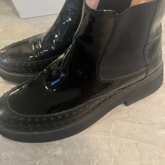 Tods Chelsea Boots Black  Glossy  Leather w detail Shoes Sz 8.5 EU 39