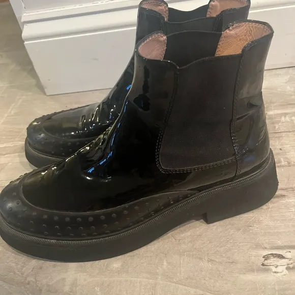 Tods Chelsea Boots Black  Glossy  Leather w detail Shoes Sz 8.5 EU 39