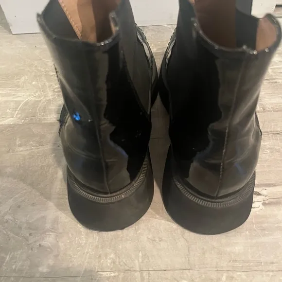 Tods Chelsea Boots Black  Glossy  Leather w detail Shoes Sz 8.5 EU 39