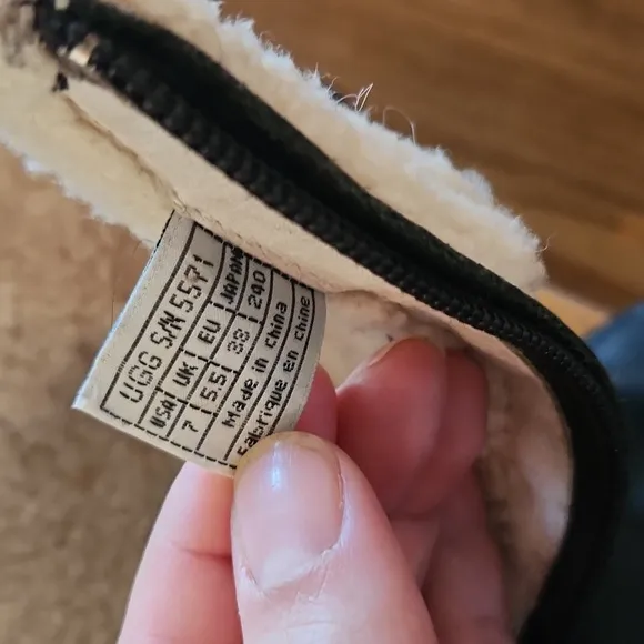 UGG Australia 5571 Summit Black Boots