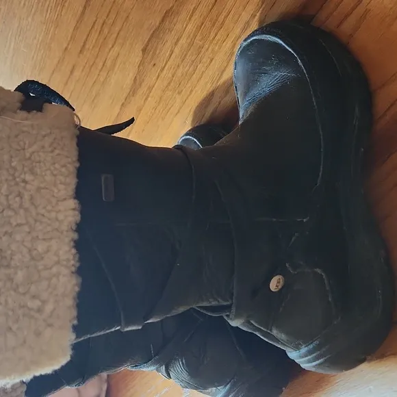UGG Australia 5571 Summit Black Boots