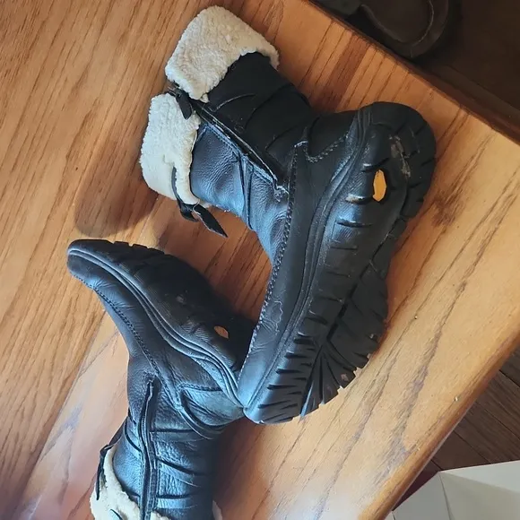 UGG Australia 5571 Summit Black Boots