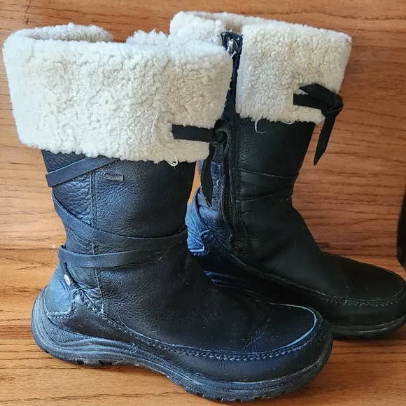 UGG Australia 5571 Summit Black Boots