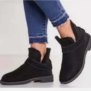 UGG Australia Mc Coy  Black Leather Ankle Boots Shoes 7.5