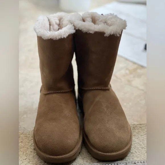 UGG Bailey bow 2, Tan Boots with Striped BowsLike new