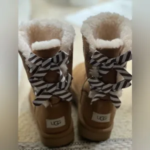 UGG Bailey bow 2, Tan Boots with Striped BowsLike new