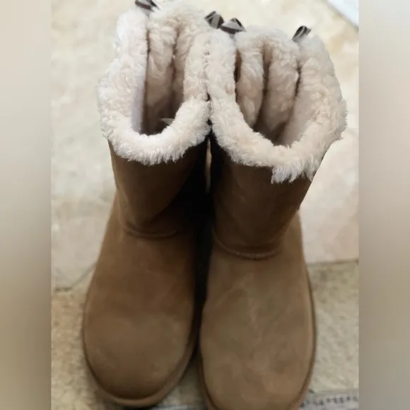 UGG Bailey bow 2, Tan Boots with Striped BowsLike new