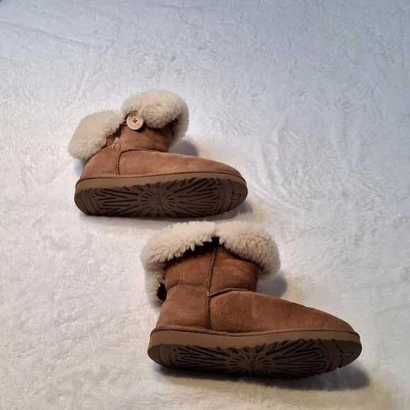 UGG Bailey Button II Boots Booties Sz 8 Genuine Sheepskin Suede Chesnut Sherpa